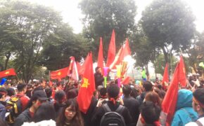 Cô dâu chú rể “khoá môi” nồng cháy giữa “biển người” đón U23