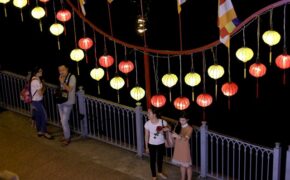 Người Sài Gòn thích thú với con đường đèn lồng chào đón lễ Phật đản