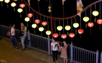 Người Sài Gòn thích thú với con đường đèn lồng chào đón lễ Phật đản