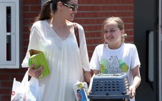 Angelina Jolie đưa con đi mua thỏ