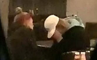 Vợ mới cưới an ủi, động viên Justin Bieber tại quán bar