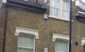 Chồng của nam danh ca Elton John mua nhà tặng “bạn trai lâu năm”