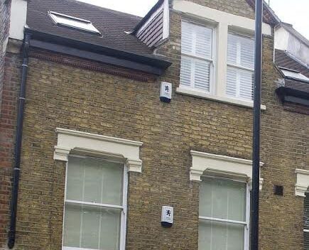 Chồng của nam danh ca Elton John mua nhà tặng “bạn trai lâu năm”