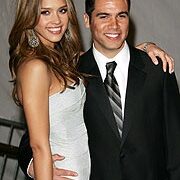 Jessica Alba sắp làm mẹ!