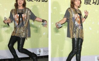 Mỹ nam xứ Hàn tạo dáng “uốn éo” trước phóng viên