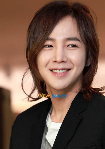 Mái tóc dài và những phụ kiện lấp lánh là điều không thể thiếu với Jang Geun Suk.