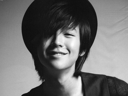 Jang Geun Suk trang điểm khá kĩ và tạo dáng lả lướt khá nữ tính.