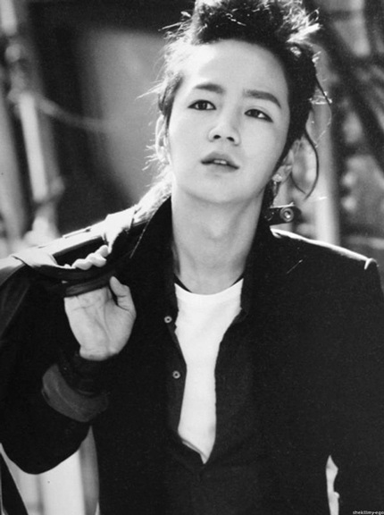 Jang Geun Suk trang điểm khá kĩ và tạo dáng lả lướt khá nữ tính.