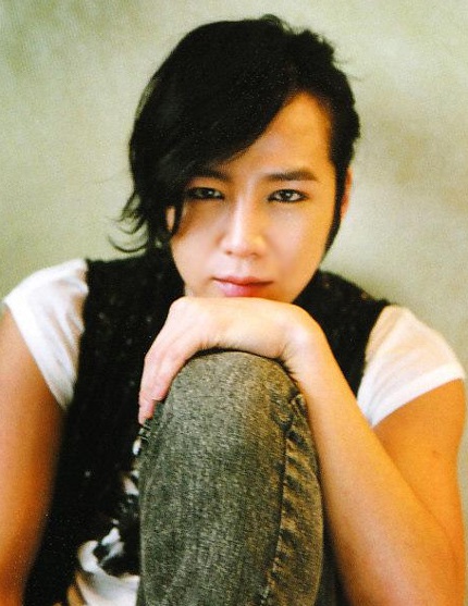 Jang Geun Suk trang điểm khá kĩ và tạo dáng lả lướt khá nữ tính.