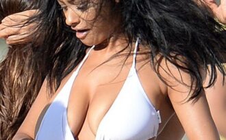 Tình mới của Justin Bieber “vất vả” vì vòng một quá khổ