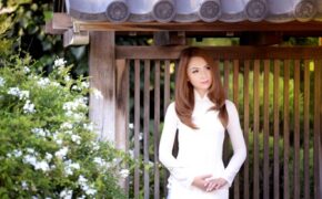 Hoa hậu Jennifer Chung duyên dáng với áo dài trắng tinh khôi