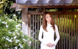 Hoa hậu Jennifer Chung duyên dáng với áo dài trắng tinh khôi