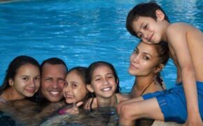 Jennifer Lopez hạnh phúc bên “bồ” kém tuổi và đàn con riêng