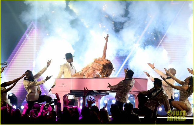 Jennifer Lopez bốc lửa trên sân khấu Grammy 2019 - 18