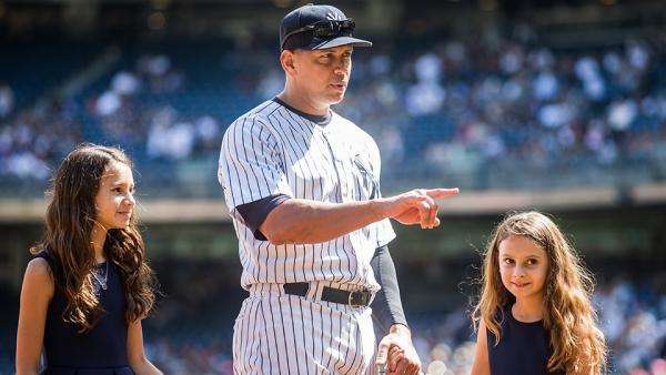  Alex Rodriguez có hai cô con gái là Ella và Natasha với người cũ, Cynthia Scurtis. Hai con gái của Alex cùng tuổi với cặp sinh đôi của Jennifer Lopez. 