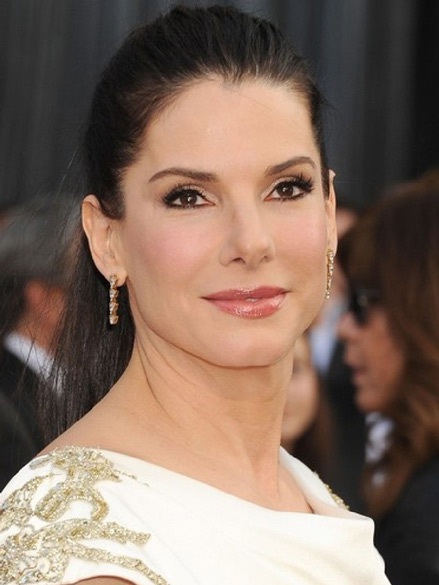 Sandra Bullock đã có những nếp nhăn nơi đuôi mắt nhưng cô trông vẫn quá trẻ trung so với tuổi 48.