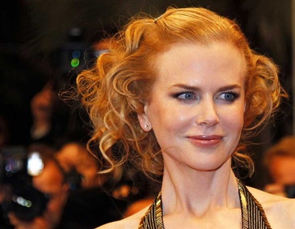 “Thiên nga nước Úc” Nicole Kidman vẫn rất quyến rũ và ngọt ngào dù đã 45 tuổi.