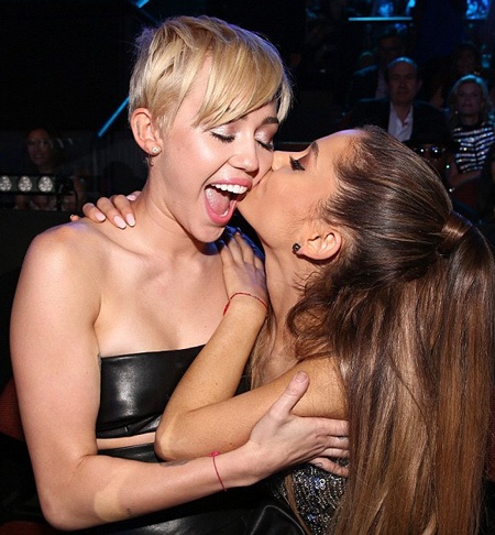 Miley nhận nụ hôn chúc mừng của người đồng nghiệp kém tuổi Ariana Grande