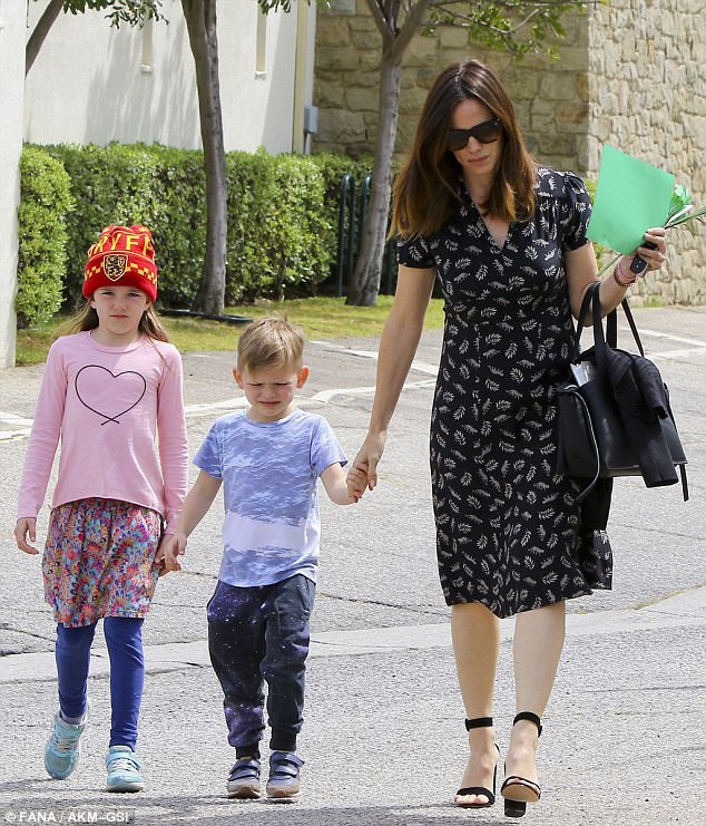  Jennifer Garner đưa các con đi nhà thờ ở Los Angeles, Mỹ vào cuối tuần trước. 