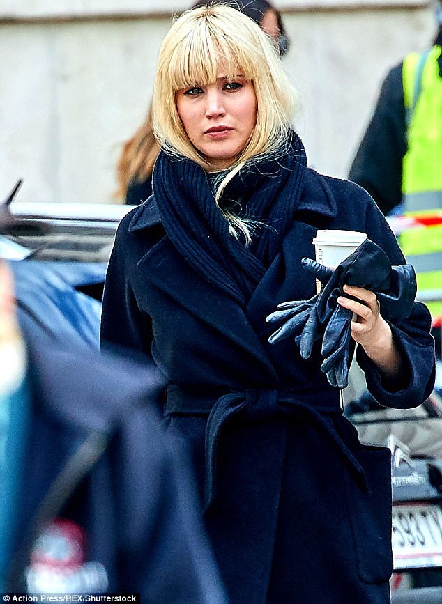  Jennifer Lawrence bận rộn tại trường quay phim mới Red Sparrow tại Vienna ngày 29/4 vừa qua 