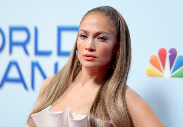 Jennifer Lopez bốc lửa và gợi cảm với đầm ngắn ôm sát - 3