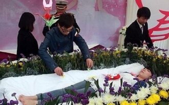 Tranh cãi nữ sinh Trung Quốc tổ chức tang lễ chính mình