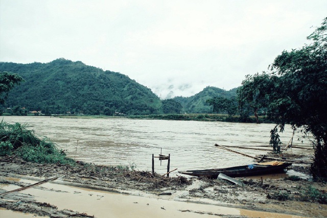 Nước tràn lên đường.