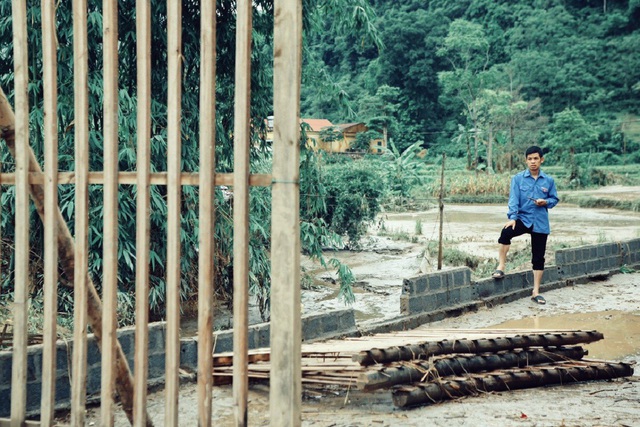 Khung cảnh tan hoang...