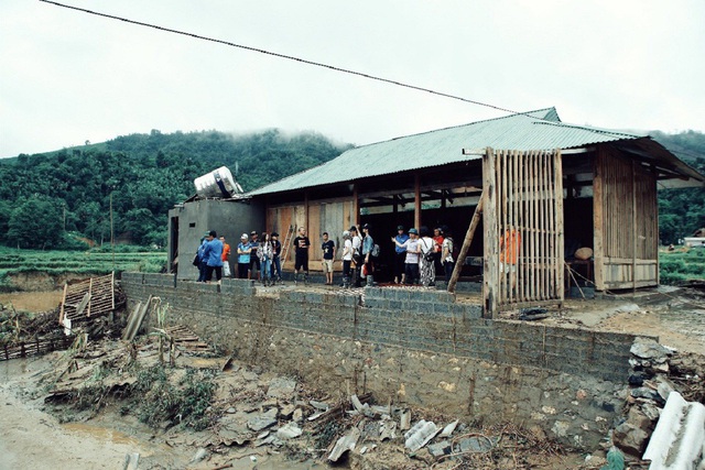 Những câu chuyện về hoàn cảnh sống, về những mất mát được người dân kể lại khiến Hoa hậu Jolie Nguyễn không khỏi xúc động.