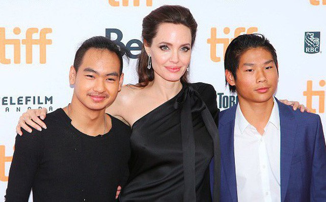  Angelina Jolie bên hai con trai nuôi, Pax Thiên và Maddox. 