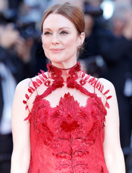  Julianne Moore nổi bật với váy đỏ kiêu sa 