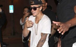 Justin Bieber vui vẻ sau scandal với “gái gọi”