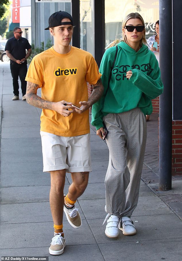 Justin Bieber “khóa môi” Hailey Baldwin trên phố - 10