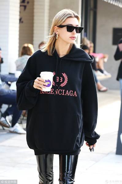  Hailey Baldwin nhận lời cầu hôn của Justin vào tháng 7 vừa rồi sau khi tái hợp với Justin vào tháng 6/2108. Trở thành bạn gái của Justin Beiber, Hailey phải chịu khá nhiều áp lực từ dư luận. 