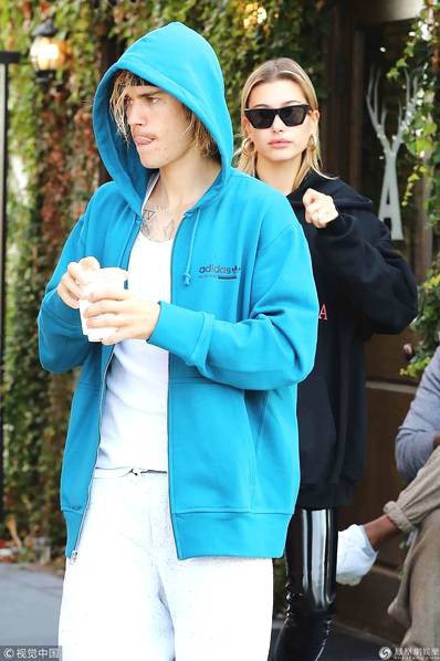  Hailey kém Justin 3 tuổi. Cô và Justin từng hò hẹn một thời gian ngắn vào cuối năm 2015 và đầu năm 2016 rồi nhanh chóng chia tay. Trở lại với nhau vào năm nay, Justin và Hailey quấn quýt hơn. 