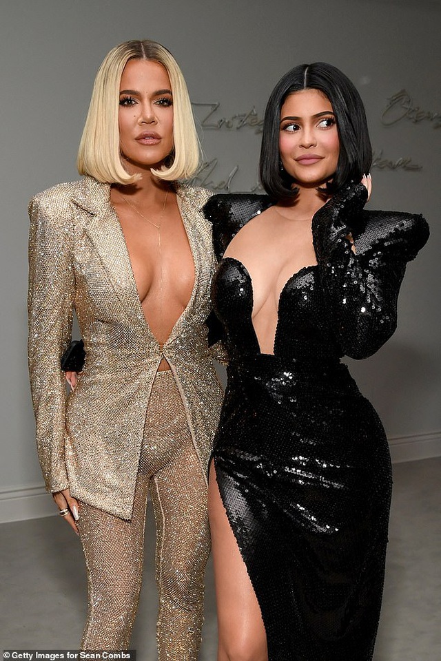Chị em Kardashian diện váy khoe ngực gợi cảm - 1