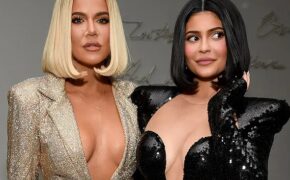 Chị em Kardashian diện váy khoe ngực gợi cảm