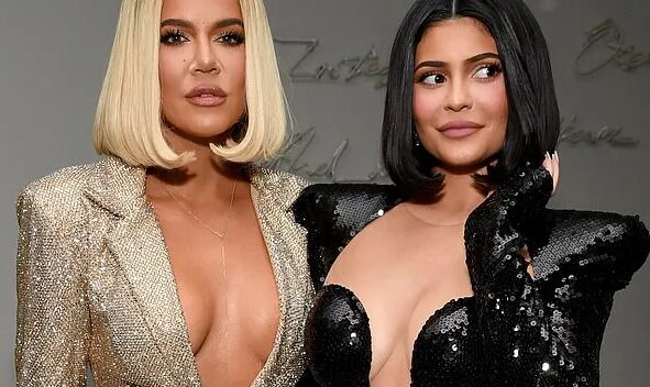 Chị em Kardashian diện váy khoe ngực gợi cảm