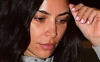 Kim Kardashian bất ngờ để mặt “mộc” ra phố