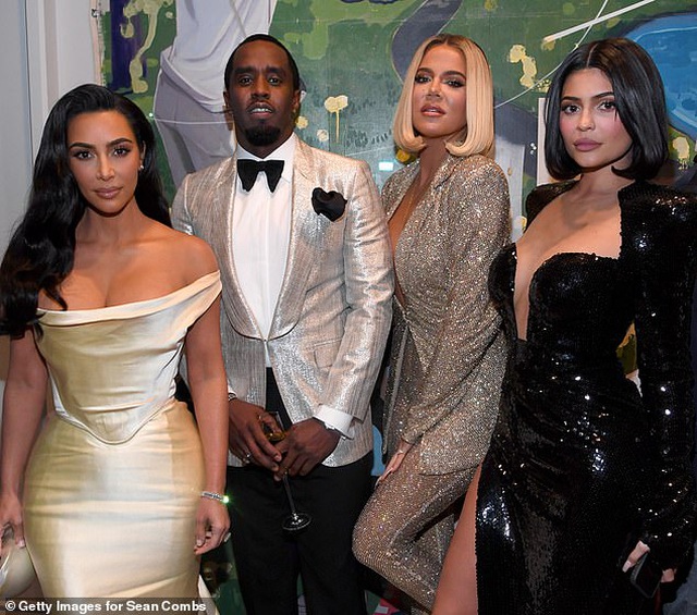 Chị em Kardashian diện váy khoe ngực gợi cảm - 4
