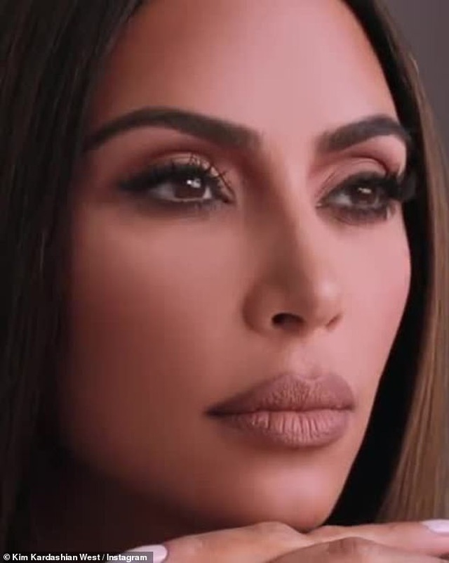 Kim Kardashian bất ngờ để mặt mộc ra phố - 8