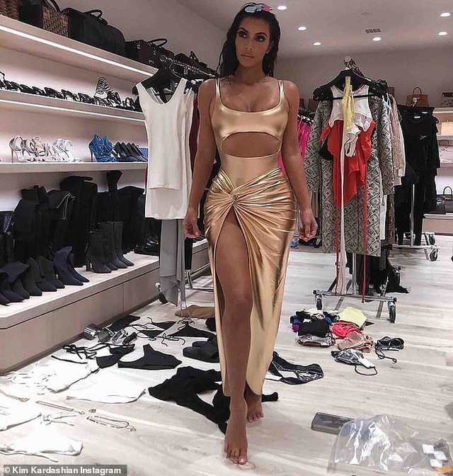 Kim Kardashian nổi bật khi diện váy ôm sát đi ăn tối - 9