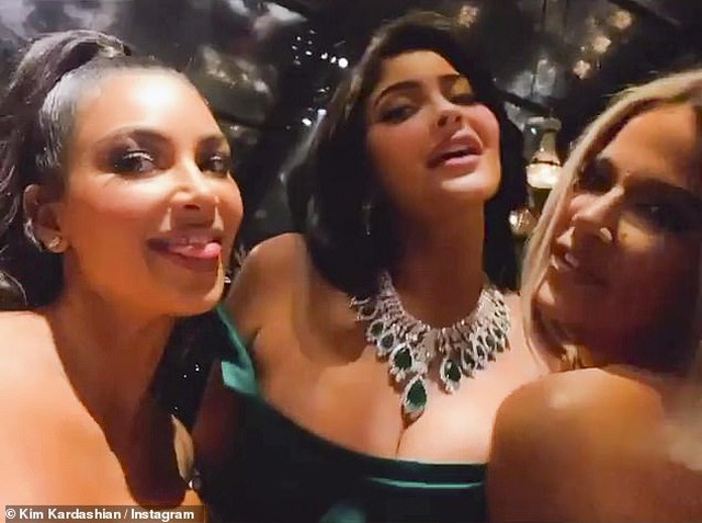 Kylie Jenner và con gái diện váy hàng hiệu đón giáng sinh - 5