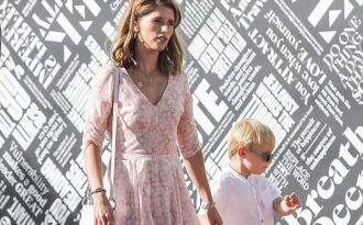 Katherine Schwarzenegger đưa con chồng ra phố