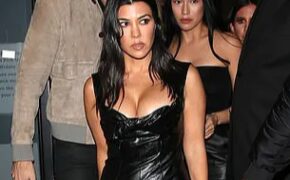 Kourtney Kardashian khoe ngực táo bạo khi đi chơi tối