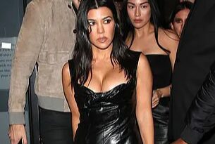 Kourtney Kardashian khoe ngực táo bạo khi đi chơi tối