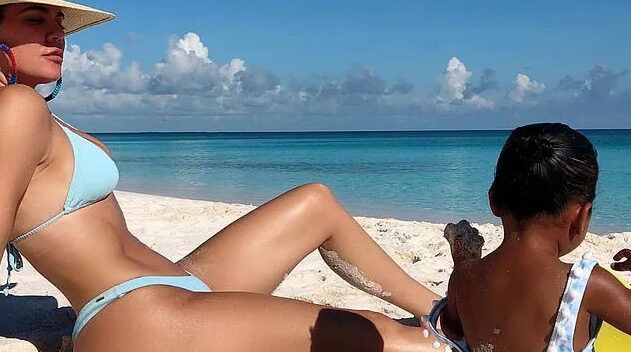 Khloe Kardashian khoe dáng bốc lửa trên biển