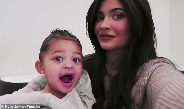 Kylie Jenner khoe ảnh cây thông Noel tại nhà riêng - 1