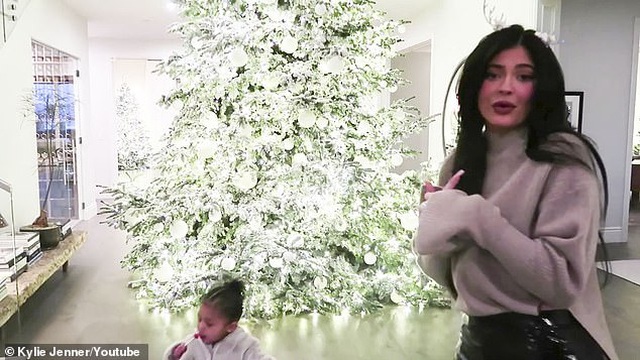 Kylie Jenner khoe ảnh cây thông Noel tại nhà riêng - 2