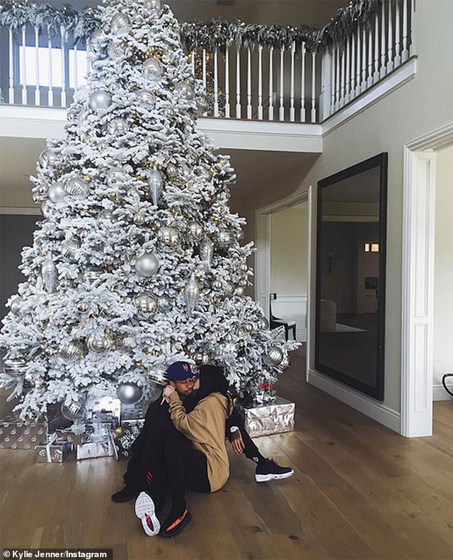 Kylie Jenner khoe ảnh cây thông Noel tại nhà riêng - 10